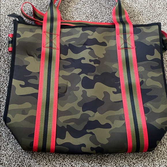 HAUTE SHORE Camouflage Tote Bag with Red and Green Stripes - Picture 4 of 8